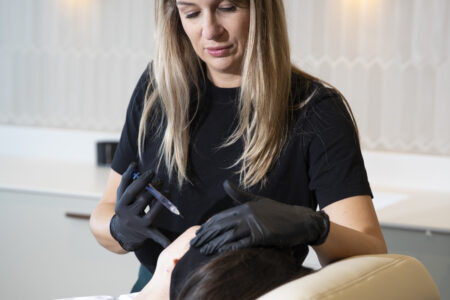 Tout savoir sur les injections d’acide hyaluronique : zones, durées, effets secondaires