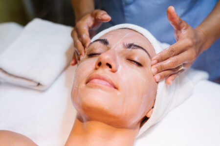 Peeling ; Microneedling : quels sont les effets sur la peau ?