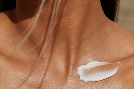 Préparer sa peau pour l’été : hydratation et protection solaire, les gestes essentiels